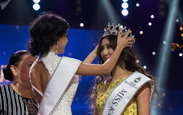 Победительницей республиканского конкурса Мисс Казахстан — 2018 стала 16-летняя Альфия Ерсайын из Атырау - Sputnik Кыргызстан