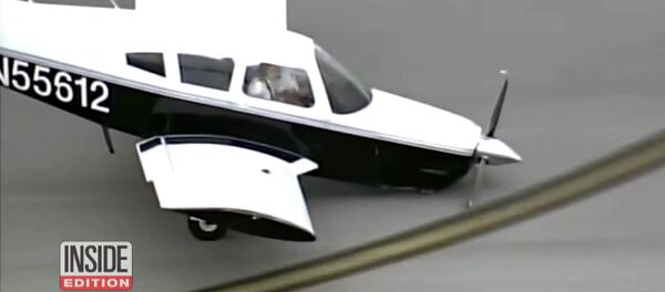 АКШда аман калганына сүйүнгөн учкуч жерди өөп жиберди. Видео АКШда аман калганына сүйүнгөн учкуч жерди өөп жиберди. Видео - Sputnik Кыргызстан