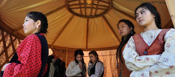 Празднование Нооруза на окраине Бишкека Празднование Нооруза на окраине Бишкека - Sputnik Кыргызстан