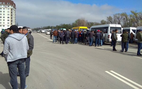 Водители пассажирских микроавтобусов в Бишкеке требуют повысить тариф на проезд до 15 сомов. - Sputnik Кыргызстан
