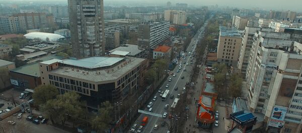 Автобус менен троллейбуска шыкалган эл. Жагдайдын асмандан көрүнүшү Автобус менен троллейбуска шыкалган эл. Жагдайдын асмандан көрүнүшү - Sputnik Кыргызстан