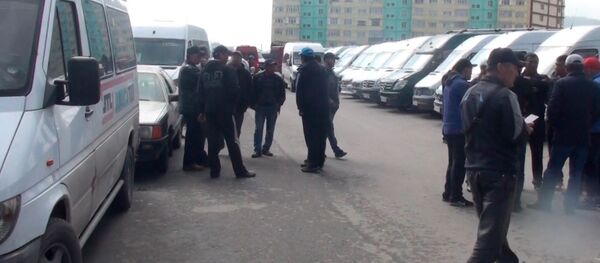 Маршруттук таксилердин айдоочулары бийликтен эмнени талап кылды. Видео - Sputnik Кыргызстан