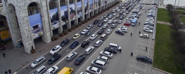 Автомобили на площади Ала-Тоо в Бишкеке. Архивное фото - Sputnik Кыргызстан