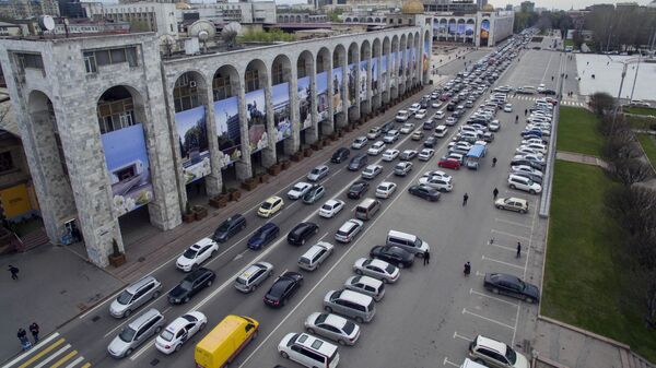 Автомобили на площади Ала-Тоо в Бишкеке. Архивное фото - Sputnik Кыргызстан