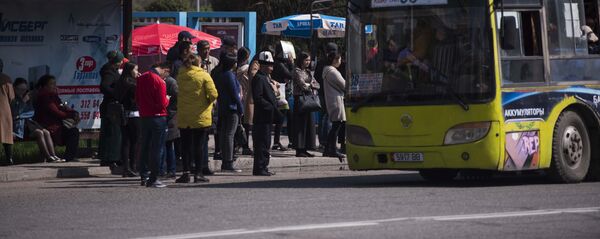 Люди на одной из улиц Бишкека ждут общественный транспорт. Архивное фото - Sputnik Кыргызстан