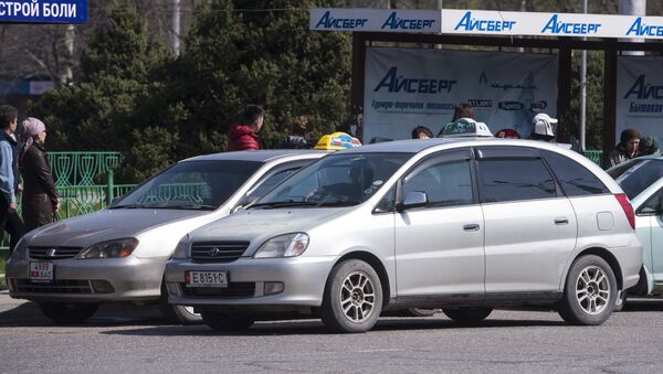 Автомобили такси стоят на остановке, во время забастовки маршруток в Бишкеке - Sputnik Кыргызстан