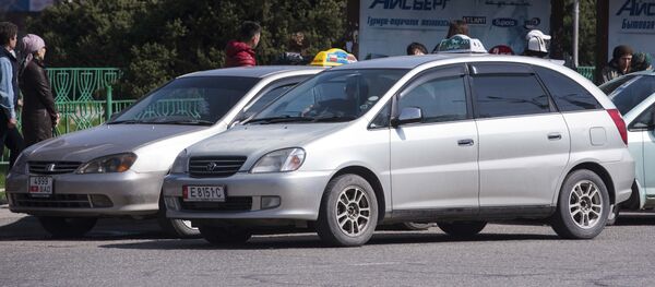 Автомобили такси стоят на остановке, во время забастовки маршруток в Бишкеке - Sputnik Кыргызстан