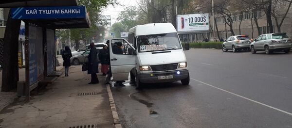 Люди садятся с маршрутку на остановке по улице Киевской в Бишкеке - Sputnik Кыргызстан