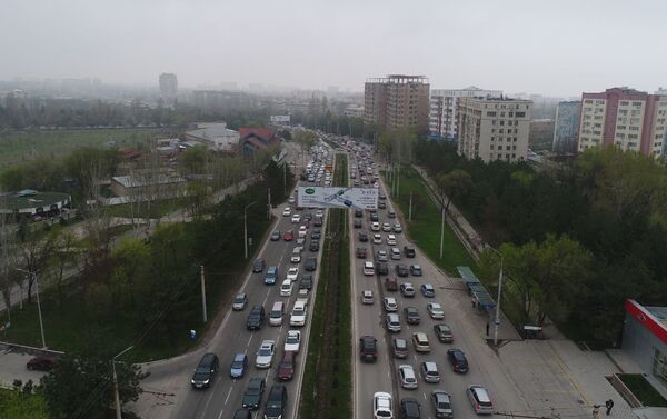 Аялдамаларда ондогон адам чогулуп, коомдук транспорт жүргүнчүлөрдү батыра албай калган - Sputnik Кыргызстан