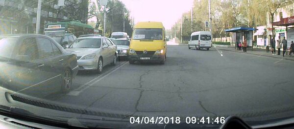 В Бишкеке водитель маршрутки ехал по встречке — видео очевидца - Sputnik Кыргызстан