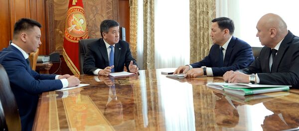 Президент Сооронбай Жээнбеков УКМК төрагасы Абдил Сегизбаев менен УКМКнын Антикоррупциялык кызматынын директору Сагынбек Исмаиловду кабыл алды - Sputnik Кыргызстан