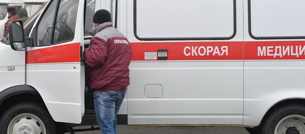 Сотрудник возле автомобиля скорой помощи - Sputnik Кыргызстан