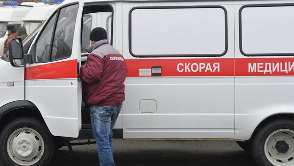Сотрудник возле автомобиля скорой помощи - Sputnik Кыргызстан