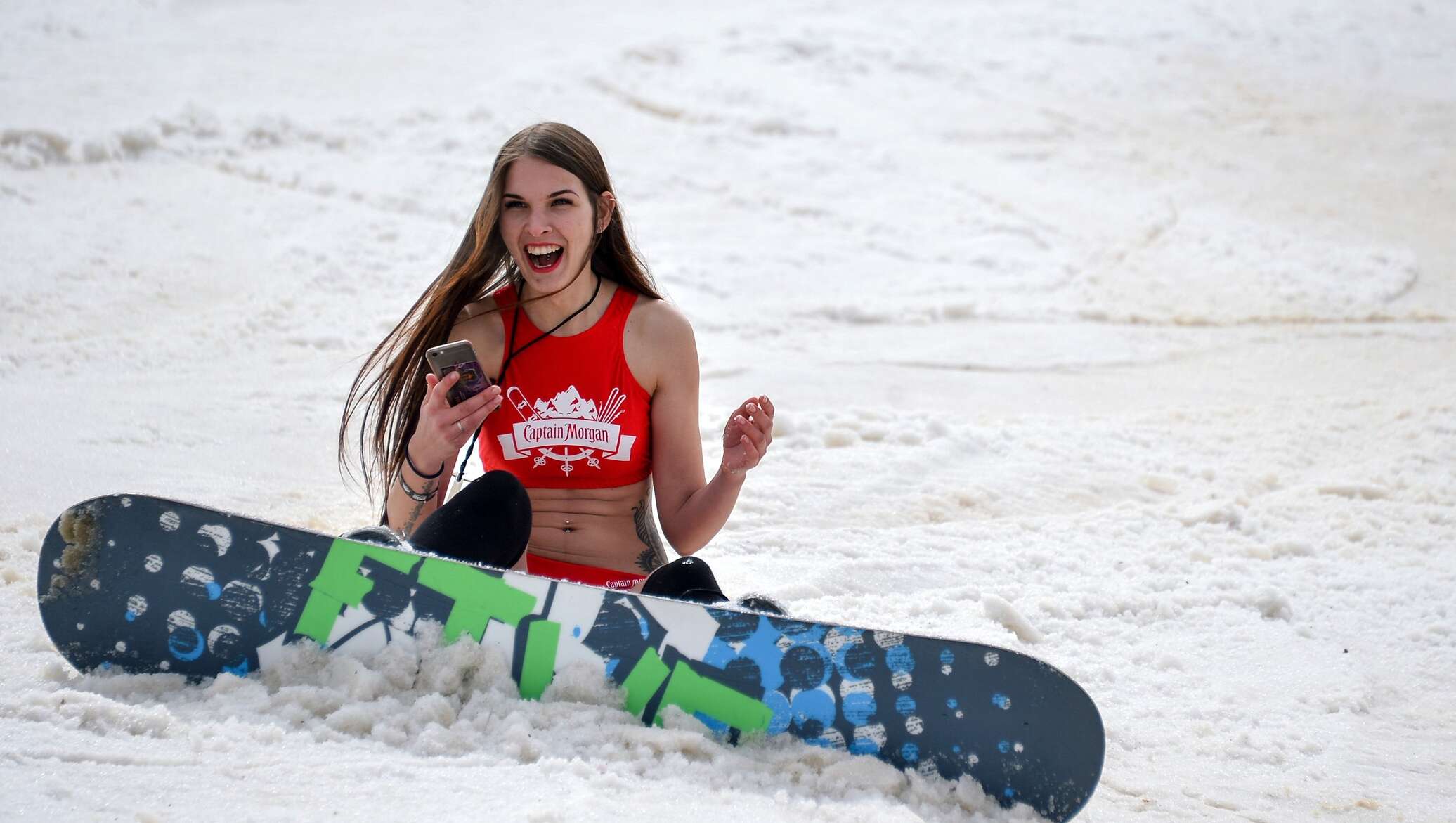 Hot gels. Девушка на сноуборде. Девушка на лыжах. В купальнике на сноуборде.
