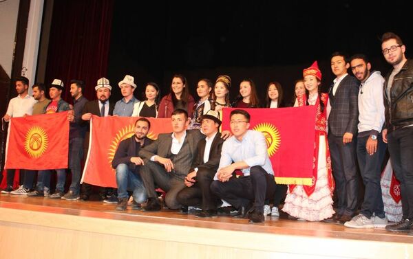 Түркия мамлекетинин Кайсери шаарында окуган кыргыз студенттери Кыргызстанды таанытуу күнү деп аталган маданий иш-чарасын өткөрүштү - Sputnik Кыргызстан