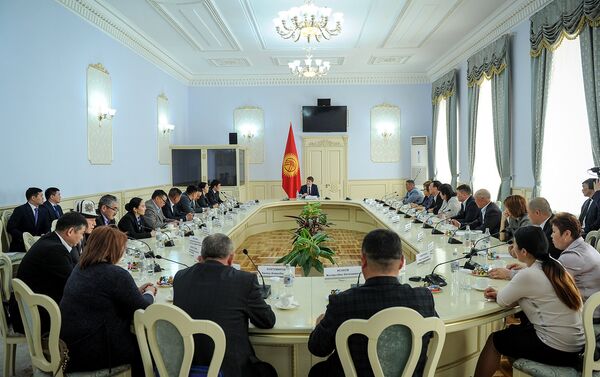 Премьер-министр Сапар Исаков встретился с представителями общественных объединений родственников погибших в Апрельской революции - Sputnik Кыргызстан