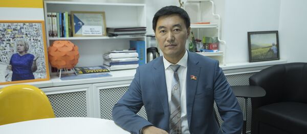 Депутат Жогорку Кенеша Эмиль Токтошев Депутат Жогорку Кенеша Эмиль Токтошев - Sputnik Кыргызстан