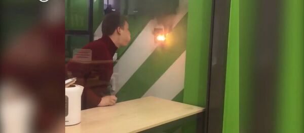 Студент задул огонь и предотвратил пожар в вузе. Видео - Sputnik Кыргызстан