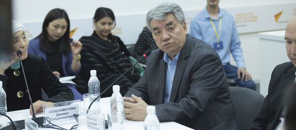 КР эл артисти, мурунку маданият министри Түгөлбай Казаков тегерек стол учурунда КР эл артисти, мурунку маданият министри Түгөлбай Казаков тегерек стол учурунда - Sputnik Кыргызстан