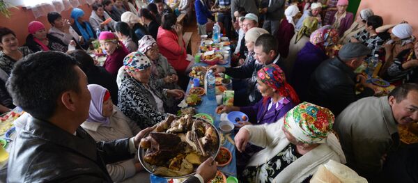 Празднование золотой свадьбы в семье алтайских казахов Дюсенби и Марии Кобдобаевых - Sputnik Кыргызстан