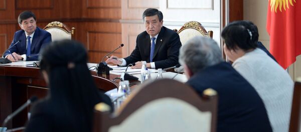 Президент КР Сооронбай Жээнбеков встретился с семьями погибших, пострадавших лиц и участников народной Апрельской революции 2010 года Президент КР Сооронбай Жээнбеков встретился с семьями погибших, пострадавших лиц и участников народной Апрельской революции 2010 года - Sputnik Кыргызстан