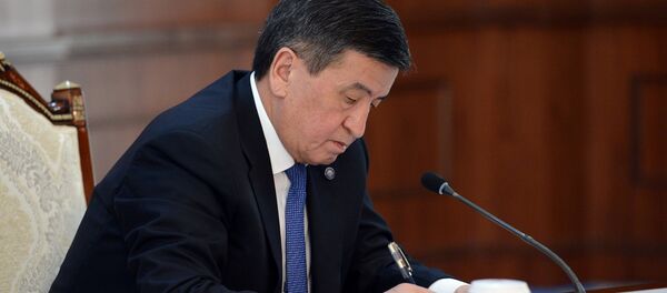 Президент Сооронбай Жээнбековдун кол коюусу. Архивдик сүрөт - Sputnik Кыргызстан