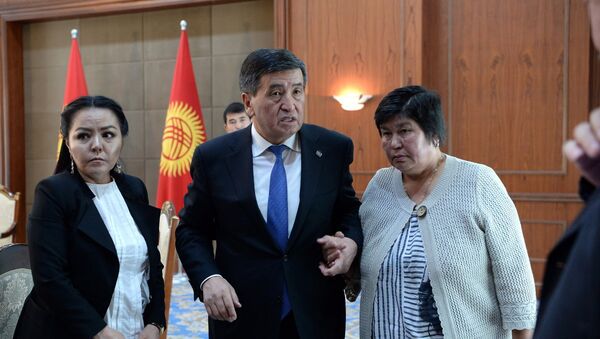 Президент КР Сооронбай Жээнбеков встретился с семьями погибших, пострадавших лиц и участников народной Апрельской революции 2010 года - Sputnik Кыргызстан