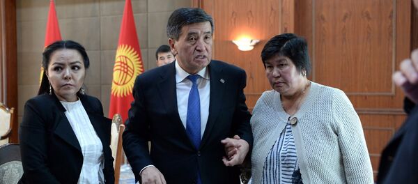 Президент КР Сооронбай Жээнбеков встретился с семьями погибших, пострадавших лиц и участников народной Апрельской революции 2010 года - Sputnik Кыргызстан