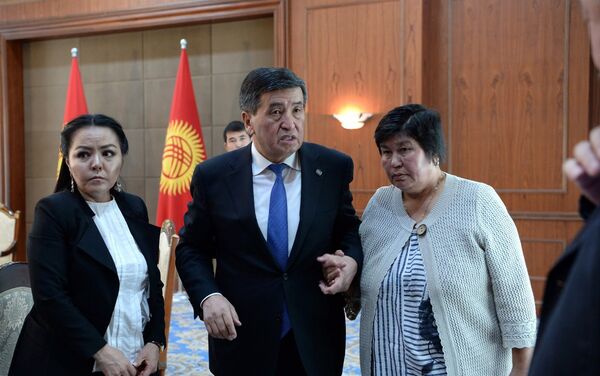 По его словам, 7 апреля 2010 года граждане показали, что не потерпят семейно-кланового правления и не будут стоять на коленях. - Sputnik Кыргызстан