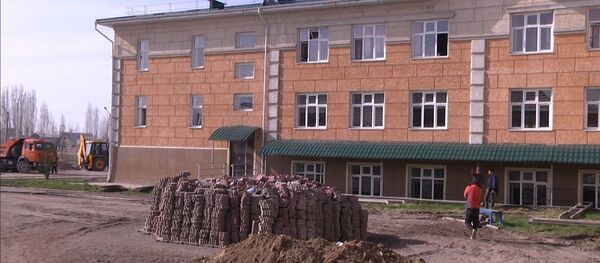 Назарбаев бөлгөн акчага салынган Бишкектеги мектеп кайра жасалып жатат. Видео - Sputnik Кыргызстан