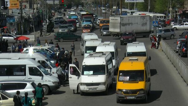 Вот так ездят маршруточники, требовавшие узаконить свои нарушения, — видео - Sputnik Кыргызстан