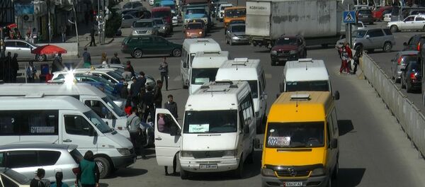 Вот так ездят маршруточники, требовавшие узаконить свои нарушения, — видео - Sputnik Кыргызстан