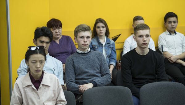 Встреча бишкекских школьников и специалистов общественного фонда Единство - Sputnik Кыргызстан