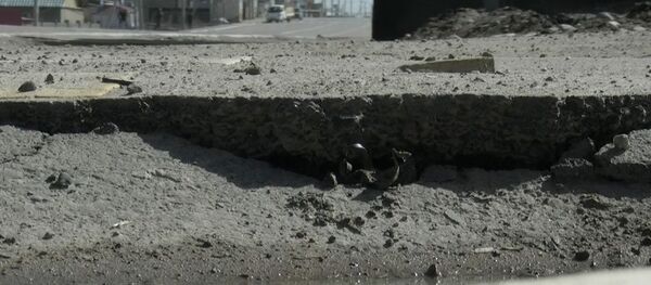 Бишкектин кыштан чыкпай калган жолдору, коңторулган тротуар. Видео - Sputnik Кыргызстан