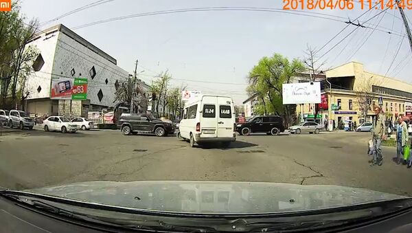 Маршруточник нарушает ПДД, мешая другим водителям в Бишкеке. Видео - Sputnik Кыргызстан