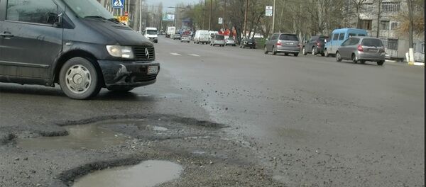 Улицы Бишкека не пережили зиму — возмутительное видео Улицы Бишкека не пережили зиму — возмутительное видео - Sputnik Кыргызстан