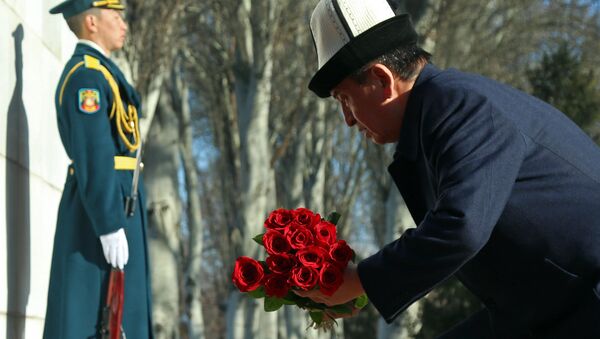 Президент КР Сооронбай Жээнбеков почтил память погибших в апрельских событиях. Архивное фото - Sputnik Кыргызстан