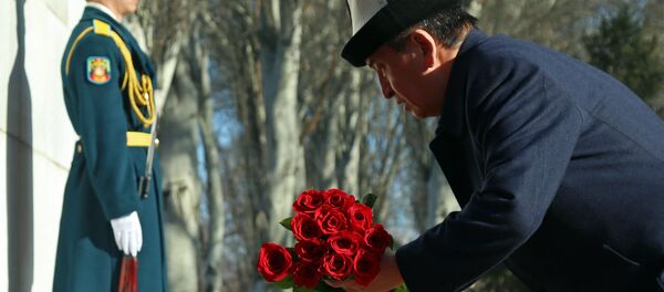 Президент КР Сооронбай Жээнбеков почтил память погибших в апрельских событиях Президент КР Сооронбай Жээнбеков почтил память погибших в апрельских событиях - Sputnik Кыргызстан