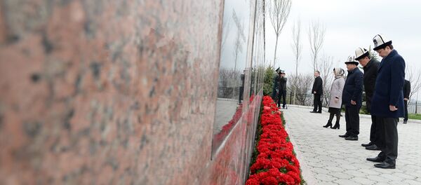 В мемориальном комплексе Ата-Бейит почтили память героев Апрельской революции В мемориальном комплексе Ата-Бейит почтили память героев Апрельской революции - Sputnik Кыргызстан