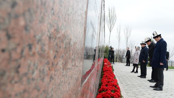 В мемориальном комплексе Ата-Бейит почтили память героев Апрельской революции - Sputnik Кыргызстан
