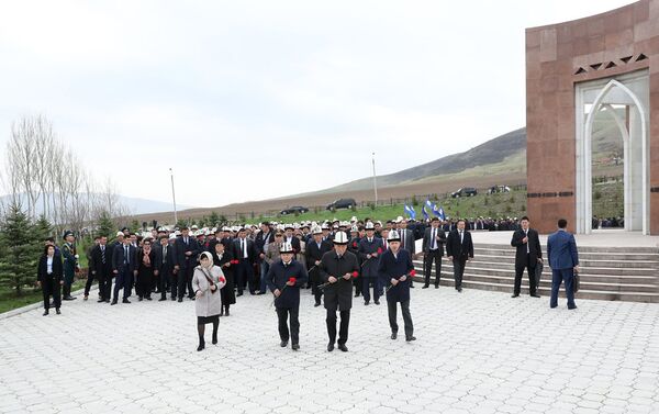 Президент Кыргызстана Сооронбай Жээнбеков в мемориальном комплексе Ата-Бейит почтил память героев Апрельской революции - Sputnik Кыргызстан