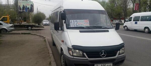 Нарушение ПДД маршруткой № 102 в Бишкеке Нарушение ПДД маршруткой № 102 в Бишкеке - Sputnik Кыргызстан