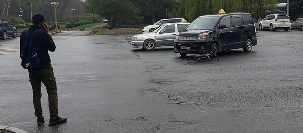 Наезд на велосипедиста в центре Бишкека - Sputnik Кыргызстан