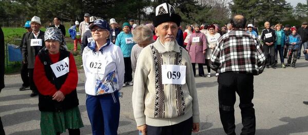 Марафон среди пожилых в Ботаническом саду Бишкека - Sputnik Кыргызстан