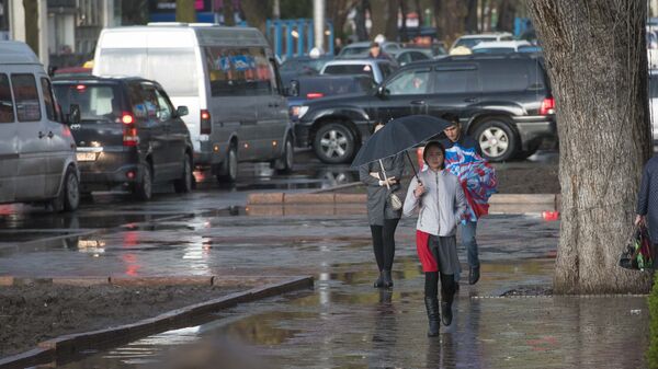 Девушка с зонтом во время дождя в Бишкеке. Архивное фото - Sputnik Кыргызстан