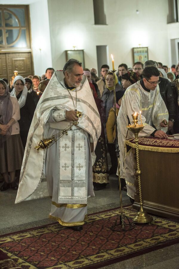 Пасхальное богослужение в Свято-Воскресенском кафедральном соборе в Бишкеке - Sputnik Кыргызстан