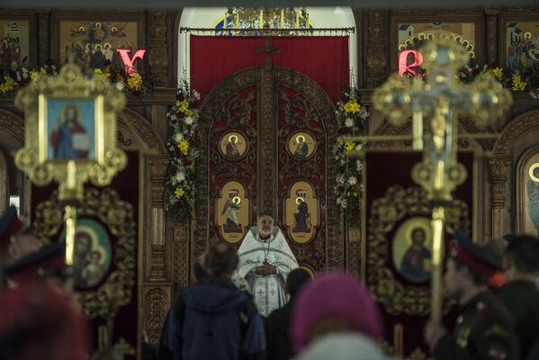 Пасхальное богослужение в Свято-Воскресенском кафедральном соборе в Бишкеке - Sputnik Кыргызстан