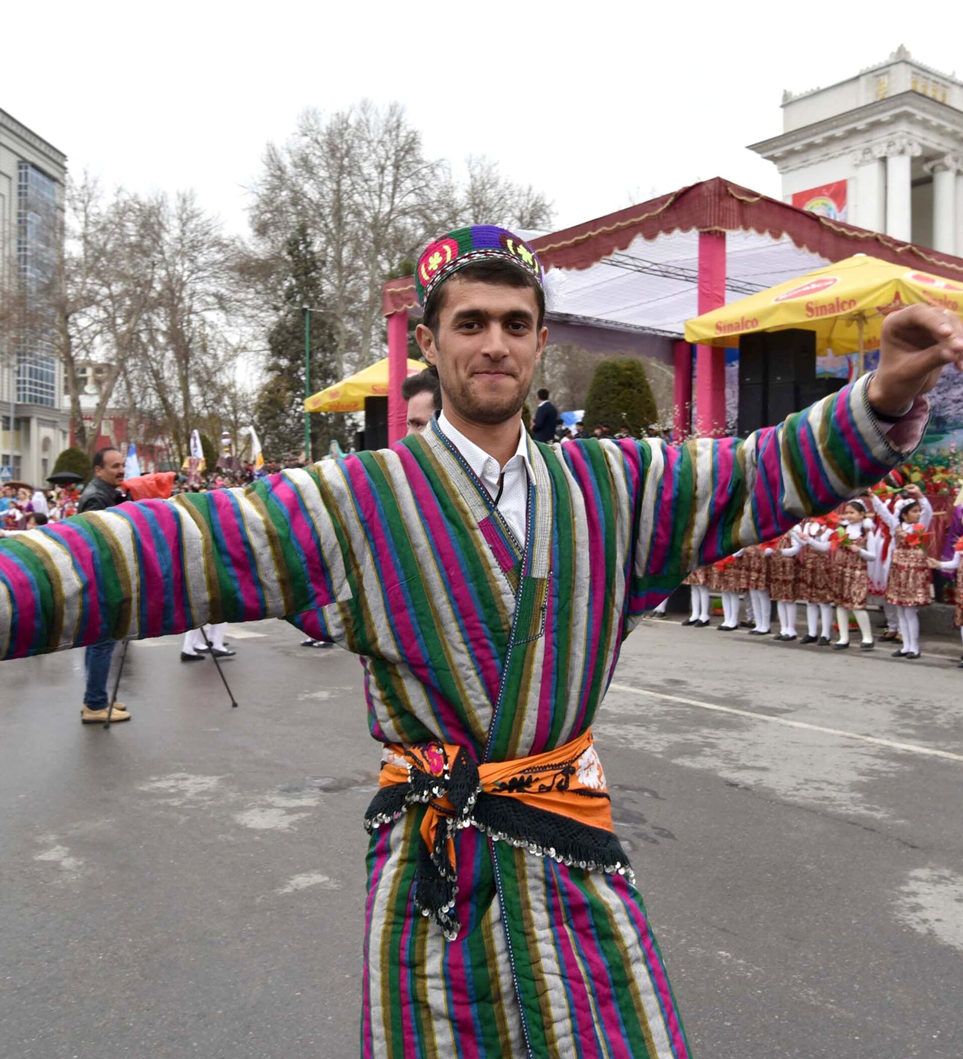 Русско таджикский сегодня. Национальный костюм таджиков Навруз. Таджикский национальный костюм Джома. Навруз Таджикистан Наряды. Узбекская Национальная одежда.