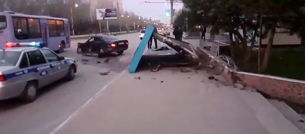 В Бишкеке насмерть сбили женщину на остановке — страшный момент попал на видео - Sputnik Кыргызстан