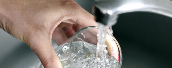 Крандан суу алып жаткан кыз. Архив - Sputnik Кыргызстан